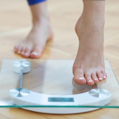 Magersucht bei Kindern und Jugendlichen: Eine junge Frau stellt sich auf die Waage Magersucht bei Kindern und Jugendlichen: Eine junge Frau stellt sich auf die Waage