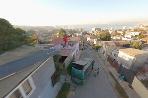 Atemberaubend: Freerider rast und springt durch Valparaiso