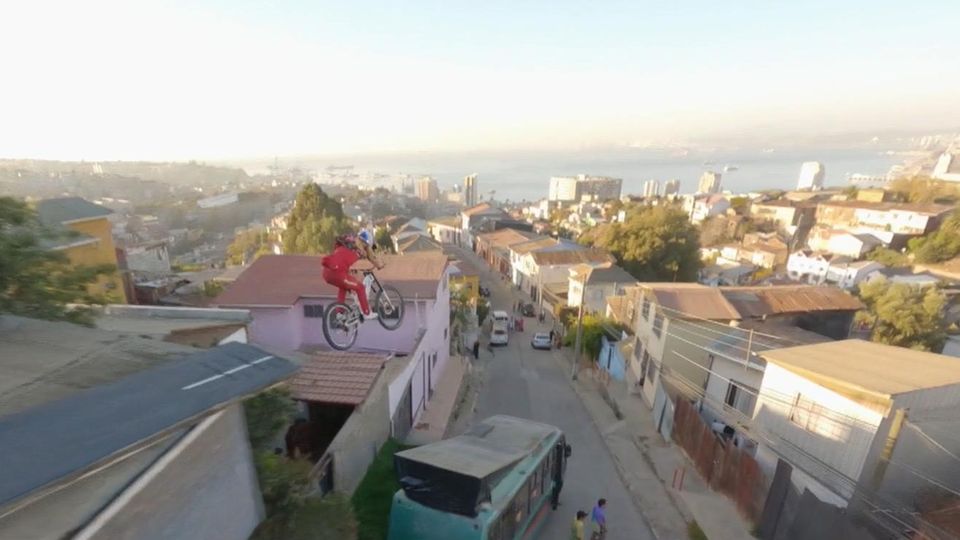 Atemberaubend: Freerider rast und springt durch Valparaiso