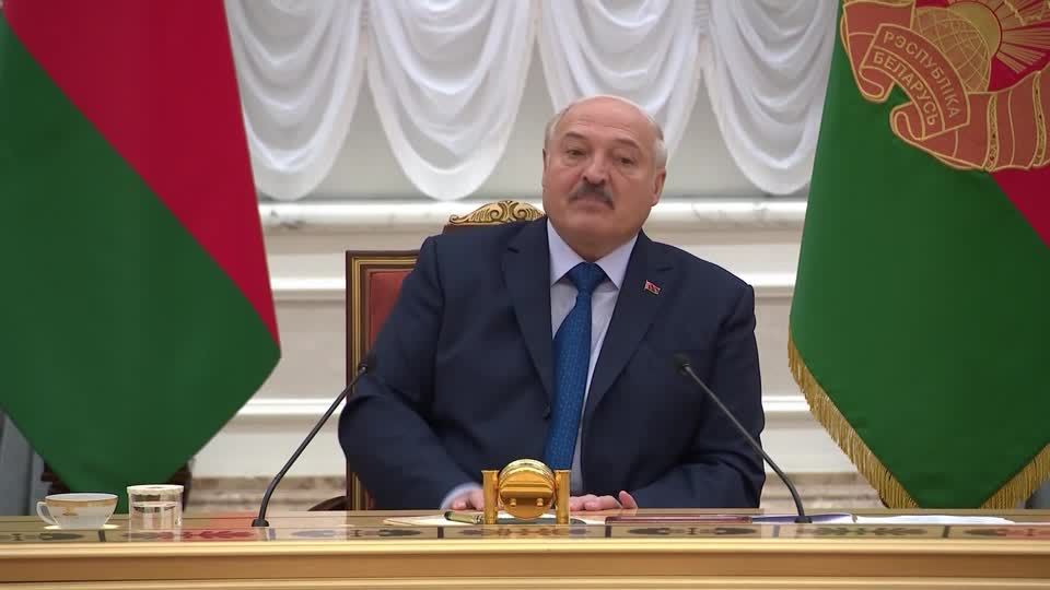 Video: Lukaschenko bietet sich als Vermittler von Friedensverhandlungen an