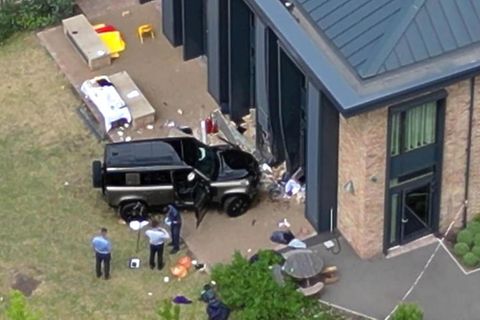 Ein Land Rover Defender steht auf dem Gelände der Study Preparatory School