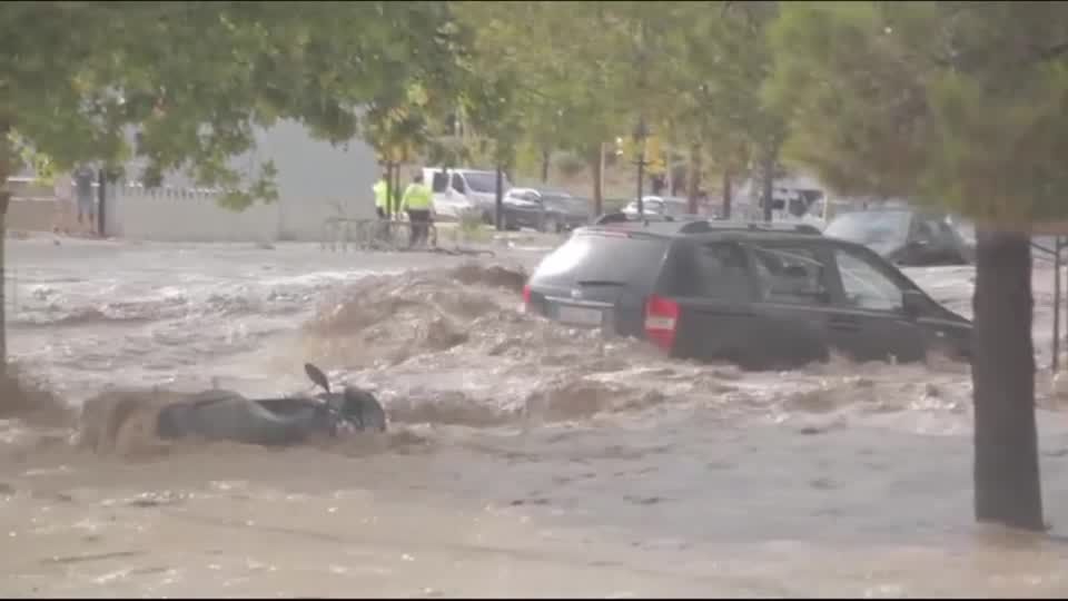 Video: Heftige Regenfälle setzen Saragossa unter Wasser