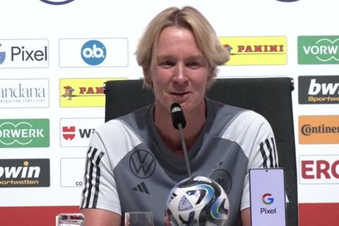 Video: Voss-Tecklenburg vor Freundschaftsspiel gegen Sambia: "Erlebe die Mannschaft als absolutes Team"