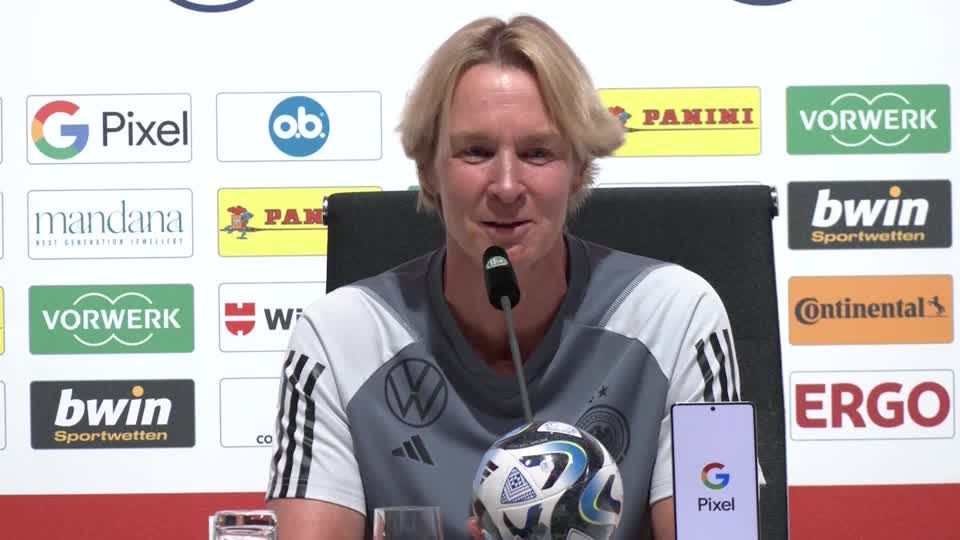 Video: Voss-Tecklenburg vor Freundschaftsspiel gegen Sambia: "Erlebe die Mannschaft als absolutes Team"