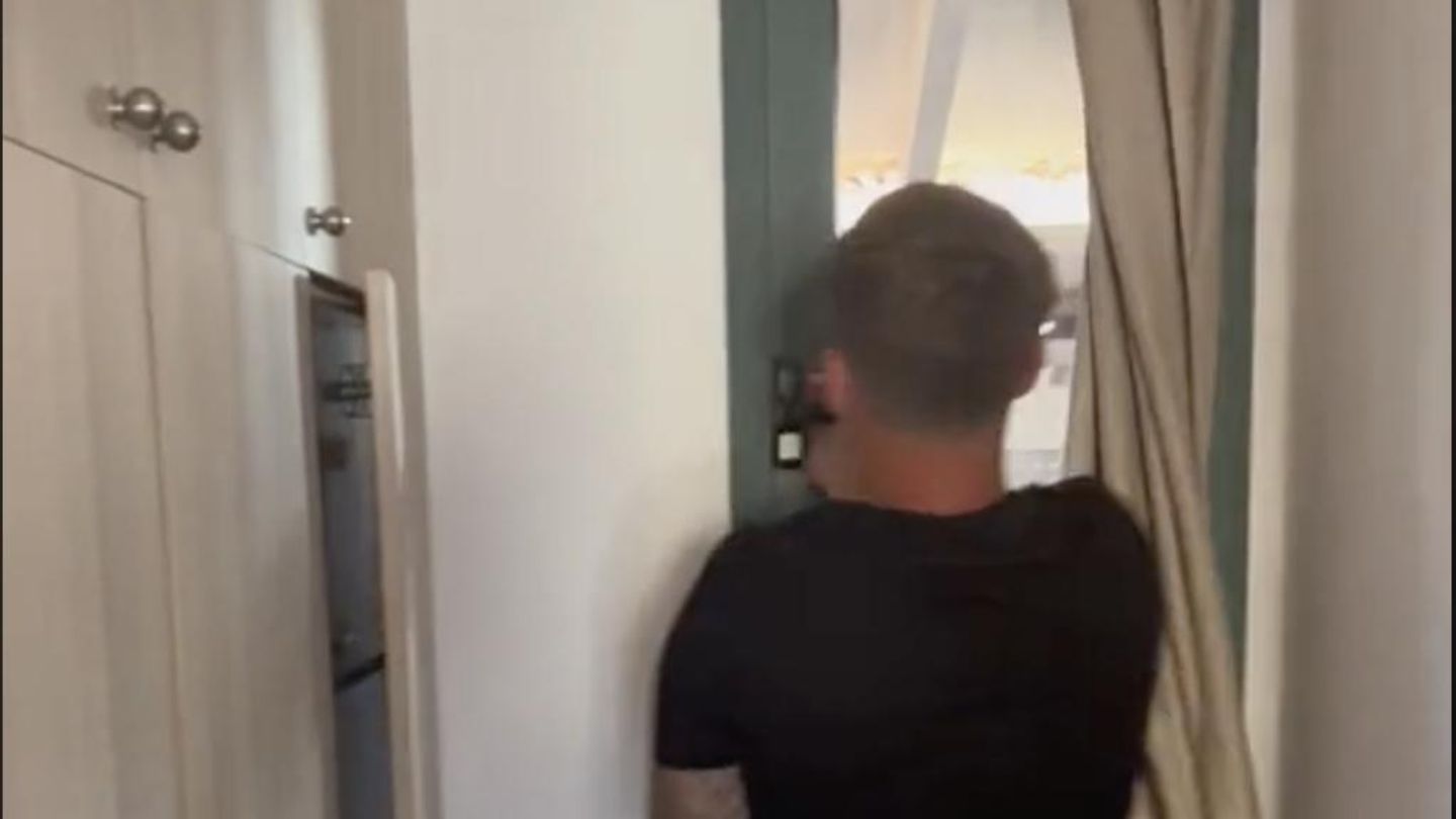 Tourist entdeckt geheimes Fenster im Hotelzimmer
