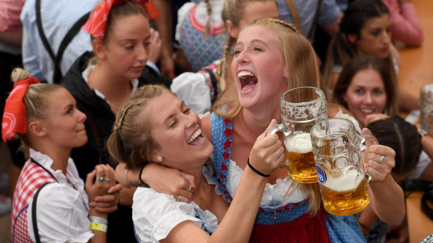 Wiesn-Besucherinnen mit Bier in Maßkrügen 