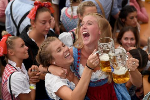 Wiesn-Besucherinnen mit Bier in Maßkrügen 