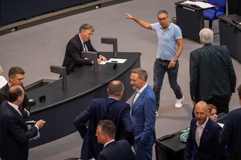 Michael Schrodi (SPD, im blauen Poloshirt) handelte sich im Bundestag ein Ordnungsgeld ein