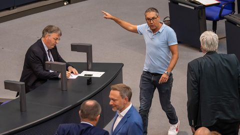Michael Schrodi (SPD, im blauen Poloshirt) handelte sich im Bundestag ein Ordnungsgeld ein