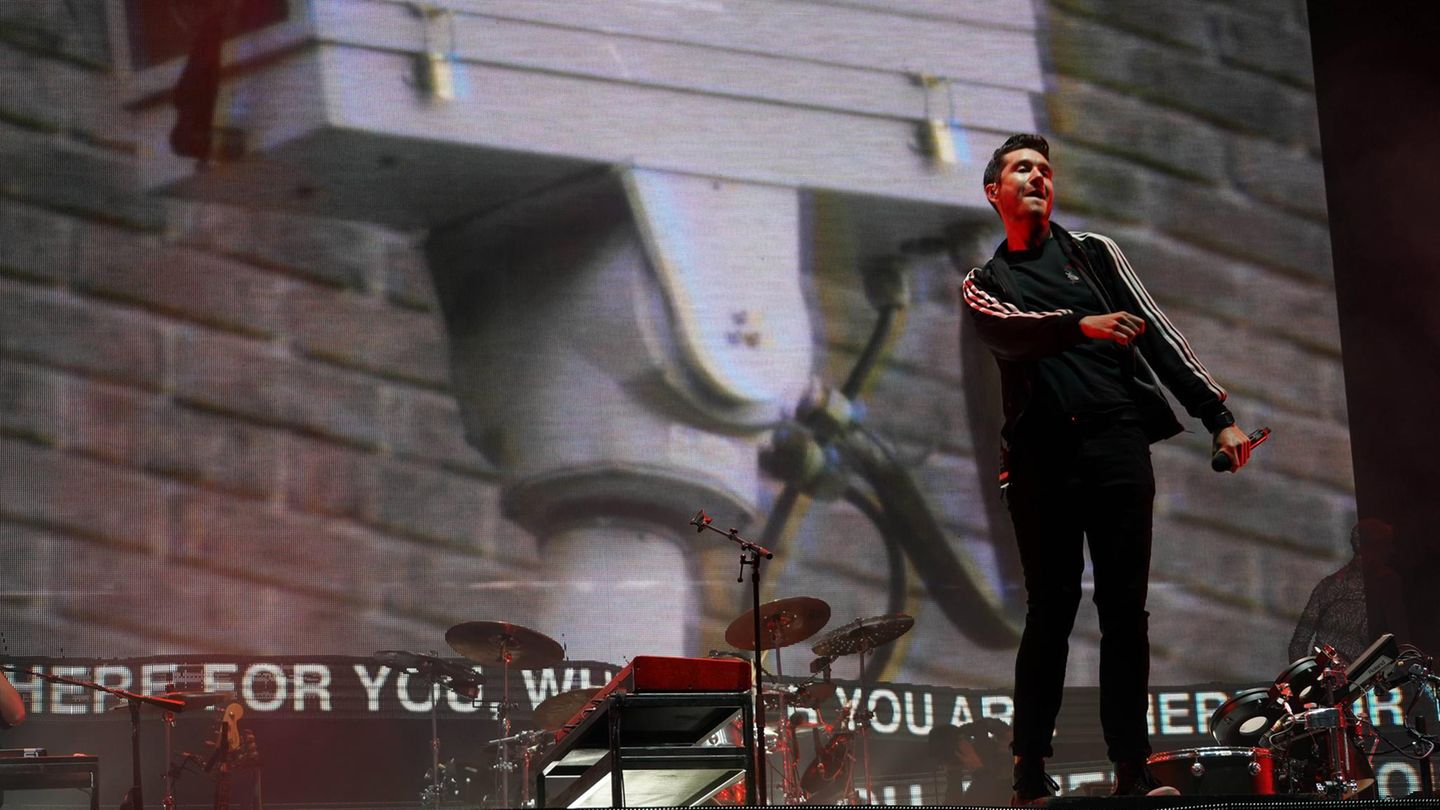 2016: Touren ohne Ende und "Wild World" Dan Smith 2017 bei einem Auftritt auf einem Festival