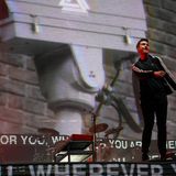 Dan Smith 2017 bei einem Auftritt auf einem Festival