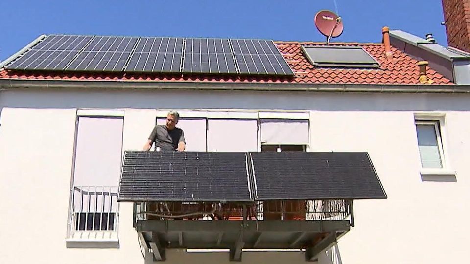 Hohe Nachfrage: So viel Geld lässt sich mit "Balkonkraftwerken" sparen