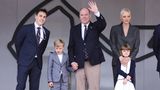 Ende April 2021 besuchte die fürstliche Familie das Rennen der Formel E in Monaco. Charlènes Haare waren zwar auf der linken Seite wieder nachgewachsen, aber die Gesamtlänge ist kürzer. Ihr Gesichtsausdruck sprach bei dieser Veranstaltung Bände.   Wenig später reiste die Fürstin nach Südafrika, um sich dort gegen die Jagd auf Nashörner (wegen ihres Elfenbeins) einzusetzen. Während des Trips infizierte sie sich mit einer Hals-Nasen-Ohren-Infektion. Es war der Beginn einer monatelangen Krankheitsgeschichte, aufgrund derer Charlène das Land laut Palast nicht verlassen konnte. Zwischenzeitlich gab es Spekulationen, sie wolle Südafrika nicht verlassen, da es in der Ehe nicht gut laufe. Dem widersprach der Fürst jedoch in den Medien. Im November 2021 kehrte Charlène schließlich ins Fürstentum zurück – um wenige Stunden später das Land wieder in Richtung einer Rehaklinik zu verlassen.