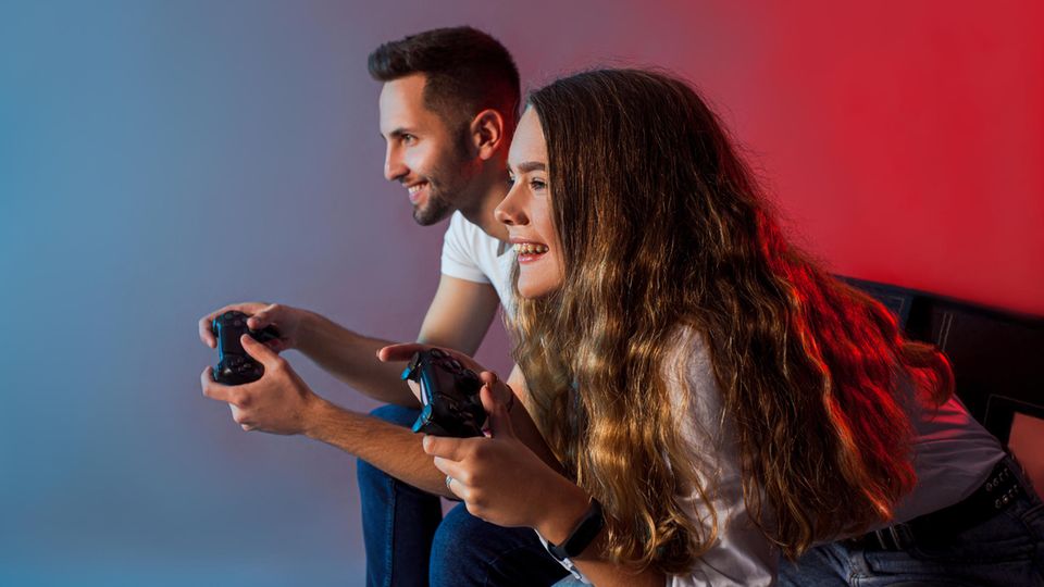 Amazon Prime Day 2023: Ein Frau und ein Mann freuen sich über die Gaming-Angebote