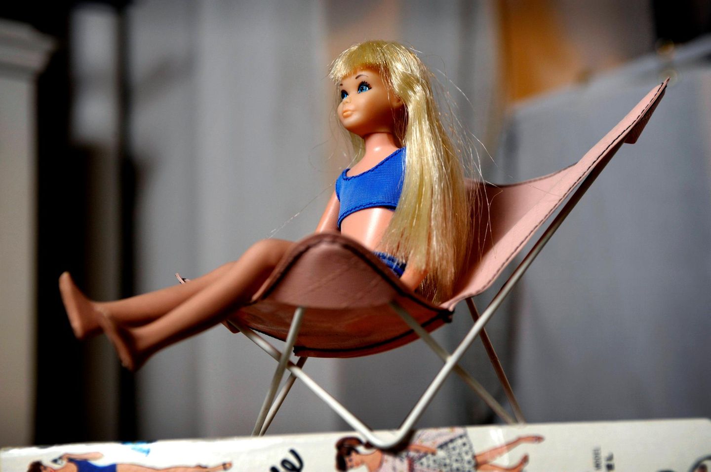 Und die Barbie-Familie wurde größer. 1964 entschlossen sich die Erfinder, Barbie eine Schwester zu schenken. Skipper war ihr Name – und sie war deutlich kleiner als ihre große Schwester Barbie. Zeitgleich kam die Puppe endlich nach Deutschland – samt Schwester Skipper, ihrer besten Freundin Midge und Ehemann Ken –, denn die Handlers hatten die Rechte der Bild-Lilli (und damit auch der Barbie) endlich ergattern können.   Der internationale Durchbruch der Barbie gilt auch als Startschuss für die rasante Weiterentwicklung der Puppe. Denn neben den neuen Barbie-Charakteren – Midge wurde damit beworben, dass sie die Kleider ihrer Freundin Barbie ebenfalls tragen kann – arbeitete Mattel an der Konzeption knickbarer Beine, auswechselbarer Perücken, färbbarer Haare und sprechender Puppen. Außerdem wurde das blonde Püppchen zum Trendsetter. Als Barbie das erste Mal einen Rock trug, der nur knapp unter ihrem Hintern endete, war die Welt entsetzt und fasziniert zugleich – der Minirock war geboren (auch wenn er zu der Zeit offiziell von der freiheitsliebenden Designerin Mary Quant erfunden wurde). 