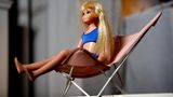Und die Barbie-Familie wurde größer. 1964 entschlossen sich die Erfinder, Barbie eine Schwester zu schenken. Skipper war ihr Name – und sie war deutlich kleiner als ihre große Schwester Barbie. Zeitgleich kam die Puppe endlich nach Deutschland – samt Schwester Skipper, ihrer besten Freundin Midge und Ehemann Ken –, denn die Handlers hatten die Rechte der Bild-Lilli (und damit auch der Barbie) endlich ergattern können.   Der internationale Durchbruch der Barbie gilt auch als Startschuss für die rasante Weiterentwicklung der Puppe. Denn neben den neuen Barbie-Charakteren – Midge wurde damit beworben, dass sie die Kleider ihrer Freundin Barbie ebenfalls tragen kann – arbeitete Mattel an der Konzeption knickbarer Beine, auswechselbarer Perücken, färbbarer Haare und sprechender Puppen. Außerdem wurde das blonde Püppchen zum Trendsetter. Als Barbie das erste Mal einen Rock trug, der nur knapp unter ihrem Hintern endete, war die Welt entsetzt und fasziniert zugleich – der Minirock war geboren (auch wenn er zu der Zeit offiziell von der freiheitsliebenden Designerin Mary Quant erfunden wurde). 