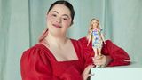 Für mehr Inklusion sorgen soll auch die im Mai vorgestellte erste Barbie-Puppe mit Down-Syndrom, die in Zusammenarbeit mit der US-Down-Syndrom-Gesellschaft und Model Ellie Goldstein entwickelt wurde. Sie soll "mehr Kindern ermöglichen, sich selbst in Barbie widergespiegelt zu sehen, und Barbie ermöglichen, die Welt um sie herum widerzuspiegeln", heiß es in einer Mitteilung von Mattel. Das Gesicht der Down-Syndrom-Barbie ist runder, hat kleinere Ohren, einen flachen Nasenrücken und mandelförmige Augen. Zudem trägt sie rosafarbene Orthesen und ein Kleid mit gelb-blauen Schmetterlingsmuster – dem Symbol zur Unterstützung für Menschen mit dem Down-Syndrom. Auch die rosafarbene Halskette hat eine symbolische Bedeutung. Sie besitzt einen Anhänger aus drei nach oben gerichteten Pfeilen und steht für die drei Kopien des 21. Chromosoms als Ursache des Down-Syndroms. 