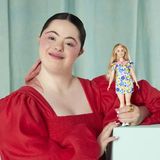 Für mehr Inklusion sorgen soll auch die im Mai vorgestellte erste Barbie-Puppe mit Down-Syndrom, die in Zusammenarbeit mit der US-Down-Syndrom-Gesellschaft und Model Ellie Goldstein entwickelt wurde. Sie soll "mehr Kindern ermöglichen, sich selbst in Barbie widergespiegelt zu sehen, und Barbie ermöglichen, die Welt um sie herum widerzuspiegeln", heiß es in einer Mitteilung von Mattel. Das Gesicht der Down-Syndrom-Barbie ist runder, hat kleinere Ohren, einen flachen Nasenrücken und mandelförmige Augen. Zudem trägt sie rosafarbene Orthesen und ein Kleid mit gelb-blauen Schmetterlingsmuster – dem Symbol zur Unterstützung für Menschen mit dem Down-Syndrom. Auch die rosafarbene Halskette hat eine symbolische Bedeutung. Sie besitzt einen Anhänger aus drei nach oben gerichteten Pfeilen und steht für die drei Kopien des 21. Chromosoms als Ursache des Down-Syndroms. 