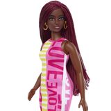 Seither ist es still um die Entwicklung des Kinderspielzeuges geworden. Die Kritik, die den Machern vorgeworfen wird, wurde hingegen immer größer: Barbie sei zu stark sexualisiert, vermittele unrealistische Schönheitsideale für junge Mädchen und Jungen und trage zur Stereotypisierung der Geschlechterrollen bei.   Das negative Feedback hat sich der Hersteller mittlerweile zu Herzen genommen. Im Jahr 2016 präsentierte Mattel die "Fashionistas"-Reihe, die einen diversen Puppen-Cast von vier verschiedenen Körpertypen, sieben Hautfarben, 22 Augenfarben und 24 Frisuren umfasst. Unter dem Motto "The Doll Evolves" (dt. "Die Puppe entwickelt sich") leitete der Hersteller das Barbie-Zeitalter der Diversität und Vielfältig ein – mit Puppen in verschiedenen Körpern, unterschiedlichen Berufen und aus einer Vielzahl von gesellschaftlichen Schichten und Kulturen. Im darauffolgenden Jahr produzierte Mattel beispielsweise die erste Barbie mit Hidschab, dabei orientierte sich in ihrer Gestaltung an die olympische Säbelfechterin Ibtihaj Muhammad aus den USA.