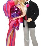 Der Glanz und Glamour sowie 80er-Disko-Vibes spiegelten sich kurz darauf in der Kleidung von Barbie und Ken wider. Die beiden waren stets auf dem Sprung zur nächsten Party, edel gekleidet und perfekt frisiert. Das gefiel nicht jedem. Erste kritische Stimmen bemängelten die Optik der Puppe, die nur einen Teil der Zielgruppe ansprach.  Das lief Mattel so nicht auf sich sitzen. Im Jahr 1980 kam die erste "Black Barbie" auf den Markt, die sich von Barbies vorherigen Schwarzen Freundinnen darin unterschied, dass sie mit ihrer Hautfarbe tatsächlich einer afroamerikanischen Frau glich. Doch nicht jeder war mit der "Black Barbie" zufrieden. Sie wurde aufgrund ihrer Gesichtszüge, die stark an die weiße Barbie erinnerten und Schwarze Menschen so nicht authentisch repräsentierten, kritisiert. 