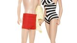 Zwei Jahre später bekam Barbie Gesellschaft. Die erste Ken-Puppe kam auf den Markt, die den Namen Ken Carson trug. Sein damaliger Signature-Look: Die knallrote Badehose, ein kantiger kurzer Velourhaarschnitt, sexy Korksandalen und einen Körper ohne jegliche Form und Muskulatur. Dafür konnte man Ken jedoch – wie Barbie – dank der glatten Oberfläche ideal einkleiden. 
