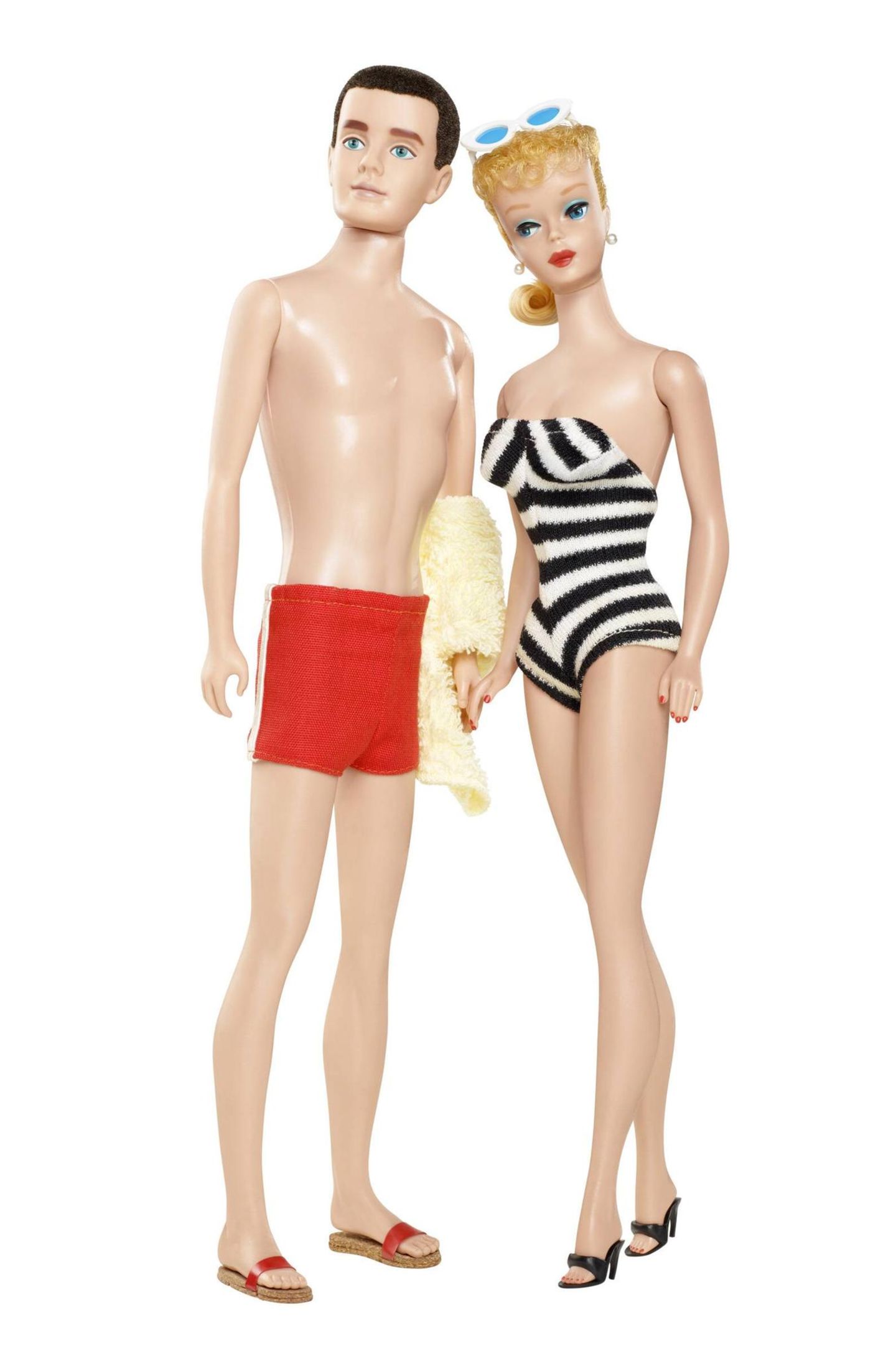 1961: Barbie lernt Ken kennen Zwei Jahre später bekam Barbie Gesellschaft. Die erste Ken-Puppe kam auf den Markt, die den Namen Ken Carson trug. Sein damaliger Signature-Look: Die knallrote Badehose, ein kantiger kurzer Velourhaarschnitt, sexy Korksandalen und einen Körper ohne jegliche Form und Muskulatur. Dafür konnte man Ken jedoch – wie Barbie – dank der glatten Oberfläche ideal einkleiden.