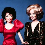 1991 bekam die Puppe neue Haarfarben. Neben Blond, Braun und Schwarz sah man auch Barbies mit roten Haaren. Auch die Gesichter wurden vielfältiger und passten sich dem Charakter der unterschiedlichen Puppen an – wie hier bei der limitierten "Denver Clan"-Edition, die sich an den Figuren der gleichnamigen Serie orientierte. Abseits von Serien- und Film-Ikonen gab es jedoch kaum mehr Vielfalt.