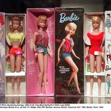 Die 90er waren zudem die Zeit der Supermodels und Aerobic-Queens. Und natürlich spiegelte sich das auch in der Barbie wider. Die Puppen wurden von nun an noch gelenkiger, um im Spiel gewagte Sport-Moves und akrobatische Verrenkungen hinlegen zu können. 