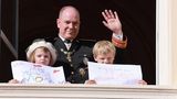So kam es, dass Prinzessin Gabriella und Erbprinz Jacques am Nationalfeiertag 2021 mit selbst gemalten Bildern eine Botschaft an ihre Mama aussandten. "Wir vermissen dich, Mami" und "Wir lieben dich, Mami", war zu lesen. Die Zwillinge hatten Fürstin Charlène einmal in Südafrika für wenige Tage besucht.