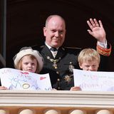 So kam es, dass Prinzessin Gabriella und Erbprinz Jacques am Nationalfeiertag 2021 mit selbst gemalten Bildern eine Botschaft an ihre Mama aussandten. "Wir vermissen dich, Mami" und "Wir lieben dich, Mami", war zu lesen. Die Zwillinge hatten Fürstin Charlène einmal in Südafrika für wenige Tage besucht.