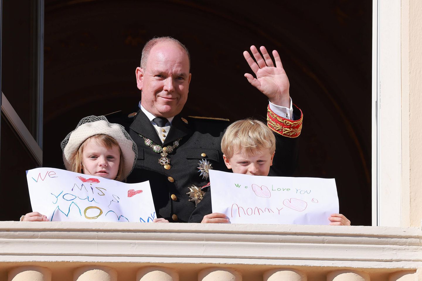So kam es, dass Prinzessin Gabriella und Erbprinz Jacques am Nationalfeiertag 2021 mit selbst gemalten Bildern eine Botschaft an ihre Mama aussandten. "Wir vermissen dich, Mami" und "Wir lieben dich, Mami", war zu lesen. Die Zwillinge hatten Fürstin Charlène einmal in Südafrika für wenige Tage besucht.