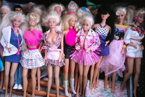 Anfang 2003 wagte Mattel dann einen revolutionären Schritt: Das Unternehmen reagierte auf die zunehmende Kritik, die Puppe würde falsche Körperideale präsentieren, und entwickelte Barbies mit neuen Körperformen. Rumpf und Beine der neuen "realistischen" Barbie waren kürzer und die Hüften breiter. Ein Schritt in die richtige Richtung, wobei die Körper immer noch nicht wirklich als authentisch zu bezeichnen sind. Entsprechend mau war auch das Feedback zu den neuen Puppen – weshalb Mattel nur zwei Jahre später zur gewohnten Barbie zurückkehrte. 