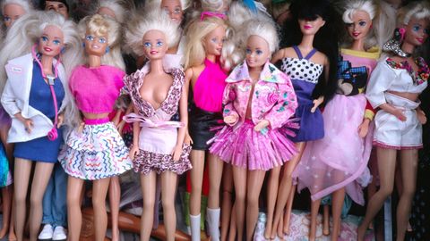 Anfang 2003 wagte Mattel dann einen revolutionären Schritt: Das Unternehmen reagierte auf die zunehmende Kritik, die Puppe würde falsche Körperideale präsentieren, und entwickelte Barbies mit neuen Körperformen. Rumpf und Beine der neuen "realistischen" Barbie waren kürzer und die Hüften breiter. Ein Schritt in die richtige Richtung, wobei die Körper immer noch nicht wirklich als authentisch zu bezeichnen sind. Entsprechend mau war auch das Feedback zu den neuen Puppen – weshalb Mattel nur zwei Jahre später zur gewohnten Barbie zurückkehrte. 