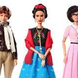 Und mit inspirierenden Frauen ging es kurz darauf weiter. Zum Frauentag 2018 stellte der Hersteller die Reihe "Inspiring Women" ("Inspirierende Frauen") vor, die 19 verschiedene Frauen aus unterschiedlichen Berufen in Form einer Barbie-Puppe darstellt, darunter Ikonen wie Malerin Frida Kahlo, Flug-Pionierin Amelia Earhart, Tennisspielerin Naomi Osaka und mehrere erfolgreiche Wissenschaftlerinnen, Politikerinnen und Unternehmerinnen aus der ganzen Welt. Auch 2023 ehrten die Barbie-Macher zum Weltfrauentag weibliche Führungskräfte mit einer eigenen Puppe, so auch die deutsche Meeresbiologin Prof. Dr. Antje Boetius. Das Ziel der Aktion: Jungen Kindern Zukunftsvisionen geben und anhand von lebenden Vorbildern aufzeigen, welche Vielfalt die Berufswelt auch Frauen zu bieten hat – vor allem in sogenannten MINT-Berufen.  Denn in den Bereichen Mathematik, Informatik, Naturwissenschaft und Technik sei das weibliche Geschlecht immer noch unterrepräsentiert, in Deutschland läge ihr Anteil nur bei etwa 15,5 Prozent. "Deshalb hat es sich Barbie zur Aufgabe gemacht, Mädchen Vorbilder – im wahrsten Sinne des Wortes – an die Hand zu geben." Kritisiert werden die Puppen jedoch nach wie vor für ihre unrealistischen Körper mit langen Beinen, kurzem Oberkörper und Wespentaille. 