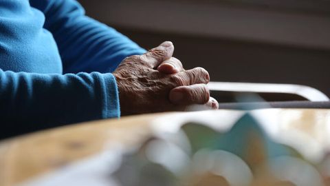 Ein Mann, der sich am Ende seines Lebens die Option zum Suizid offenhalten möchte, sitzt in seiner Wohnung
