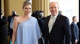 Gemeinsam reisten Charlène und Albert von Monaco im Mai 2023 nach London, um an der Krönung von Charles III. teilzunehmen. Die Fürstin brachte ein bisschen "Chaos" mit und zwar mit ihren Sandaletten, die Manolo Blahnik "Chaos" taufte. Doch mehr Aufmerksamkeit genoss der lavendelfarbene Hosenanzug mit asymmetrisch geschnittener Tunika. Dadurch betonte Charlène ihren trainierten rechten Oberarm, mit dem wohl nur die ebenso muskulöse Königin von Spanien mithalten konnte.