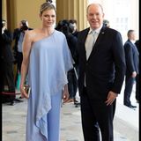 Gemeinsam reisten Charlène und Albert von Monaco im Mai 2023 nach London, um an der Krönung von Charles III. teilzunehmen. Die Fürstin brachte ein bisschen "Chaos" mit und zwar mit ihren Sandaletten, die Manolo Blahnik "Chaos" taufte. Doch mehr Aufmerksamkeit genoss der lavendelfarbene Hosenanzug mit asymmetrisch geschnittener Tunika. Dadurch betonte Charlène ihren trainierten rechten Oberarm, mit dem wohl nur die ebenso muskulöse Königin von Spanien mithalten konnte.