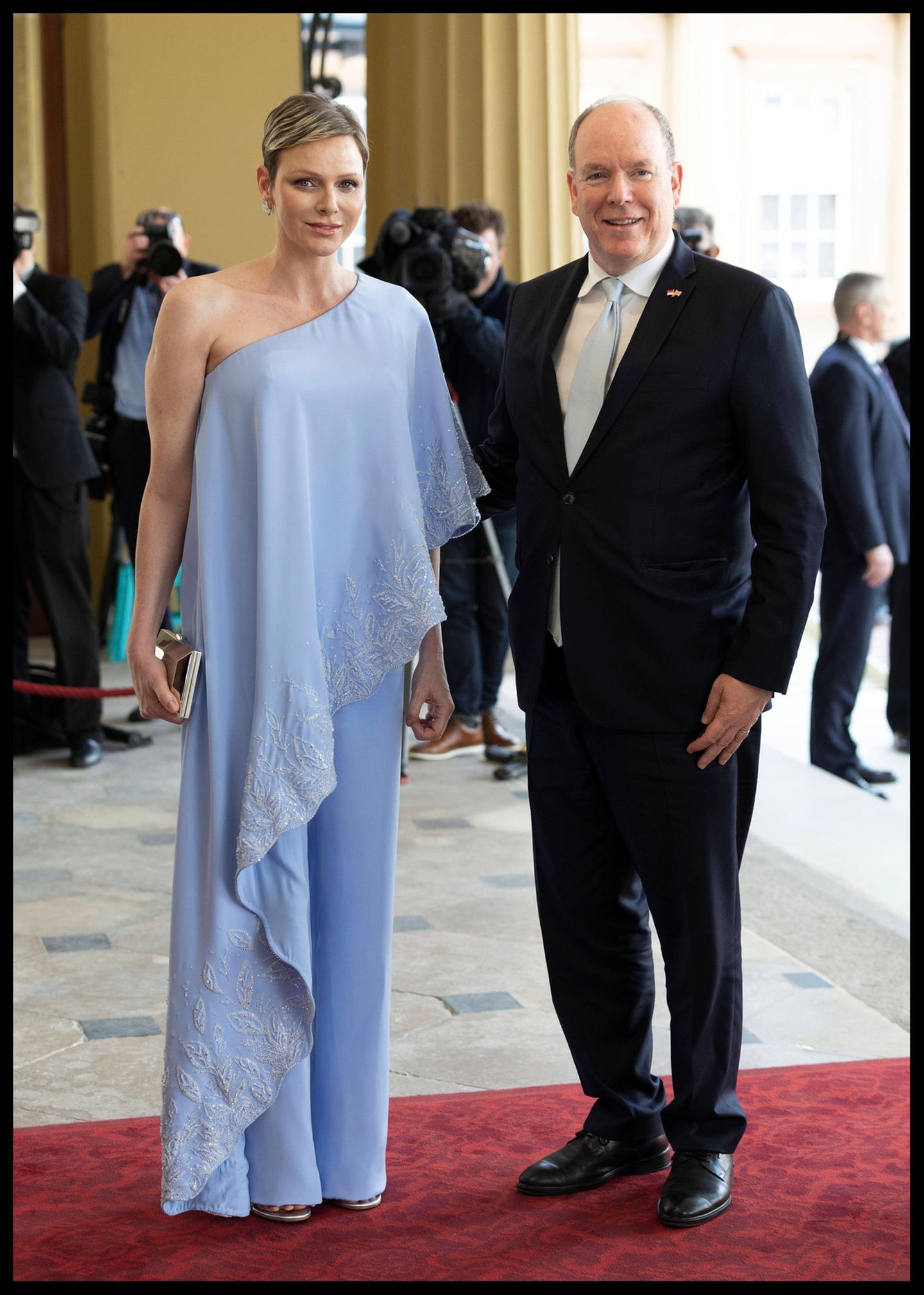 Gemeinsam reisten Charlène und Albert von Monaco im Mai 2023 nach London, um an der Krönung von Charles III. teilzunehmen. Die Fürstin brachte ein bisschen "Chaos" mit und zwar mit ihren Sandaletten, die Manolo Blahnik "Chaos" taufte. Doch mehr Aufmerksamkeit genoss der lavendelfarbene Hosenanzug mit asymmetrisch geschnittener Tunika. Dadurch betonte Charlène ihren trainierten rechten Oberarm, mit dem wohl nur die ebenso muskulöse Königin von Spanien mithalten konnte.