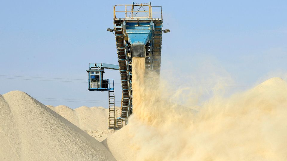 Phosphat wird am Ende eines Förderbandes in Marokko auf einem Berg angehäuft Phosphat wird am Ende eines Förderbandes in Marokko auf einem Berg angehäuft