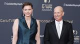 Neue Haarfarbe, altes Strahlen: Auf dem roten Teppich der "Golden Nymph Awards" am Ende des jährlichen TV-Festivals in Monaco wirkte Fürstin Charlène glücklich. Das nachtblaue Seidenkleid von Akris harmonierte perfekt mit ihrer Haut und den schokobraunen Haaren. Für das richtige Hollywood-Feeling sorgte das Schmuck-Set. Weiße und Gelbe Diamanten glitzerten um den Hals, an den Ohren und am Handgelenk der zweifachen Mutter. Das schönste "Accessoire" war aber das Lächeln auf Charlènes Lippen!