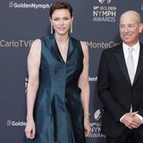 Neue Haarfarbe, altes Strahlen: Auf dem roten Teppich der "Golden Nymph Awards" am Ende des jährlichen TV-Festivals in Monaco wirkte Fürstin Charlène glücklich. Das nachtblaue Seidenkleid von Akris harmonierte perfekt mit ihrer Haut und den schokobraunen Haaren. Für das richtige Hollywood-Feeling sorgte das Schmuck-Set. Weiße und Gelbe Diamanten glitzerten um den Hals, an den Ohren und am Handgelenk der zweifachen Mutter. Das schönste "Accessoire" war aber das Lächeln auf Charlènes Lippen!