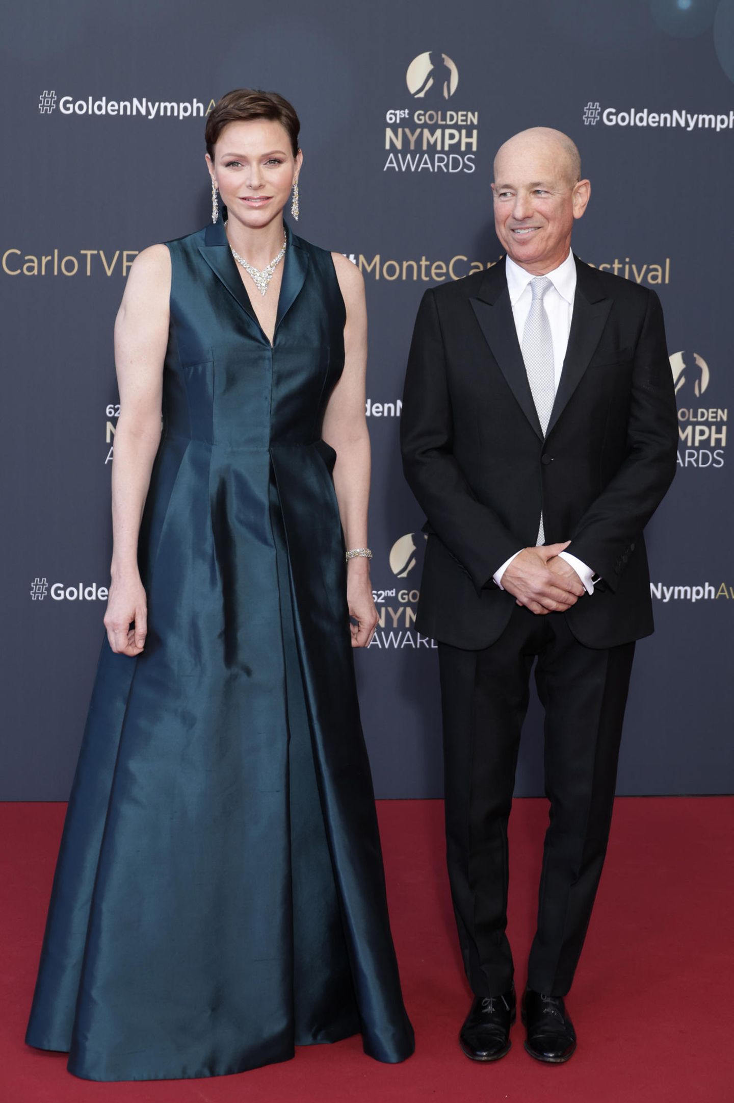 Monaco: Neue Haarfarbe, altes Strahlen: Auf dem roten Teppich der "Golden Nymph Awards" am Ende des jährlichen TV-Festivals in Monaco wirkte Fürstin Charlène glücklich. Das nachtblaue Seidenkleid von Akris harmonierte perfekt mit ihrer Haut und den schokobraunen Haaren. Für das richtige Hollywood-Feeling sorgte das Schmuck-Set. Weiße und Gelbe Diamanten glitzerten um den Hals, an den Ohren und am Handgelenk der zweifachen Mutter. Das schönste "Accessoire" war aber das Lächeln auf Charlènes Lippen! Neue Haarfarbe, altes Strahlen: Auf dem roten Teppich der "Golden Nymph Awards" am Ende des jährlichen TV-Festivals in Monaco wirkte Fürstin Charlène glücklich. Das nachtblaue Seidenkleid von Akris harmonierte perfekt mit ihrer Haut und den schokobraunen Haaren. Für das richtige Hollywood-Feeling sorgte das Schmuck-Set. Weiße und Gelbe Diamanten glitzerten um den Hals, an den Ohren und am Handgelenk der zweifachen Mutter. Das schönste "Accessoire" war aber das Lächeln auf Charlènes Lippen!