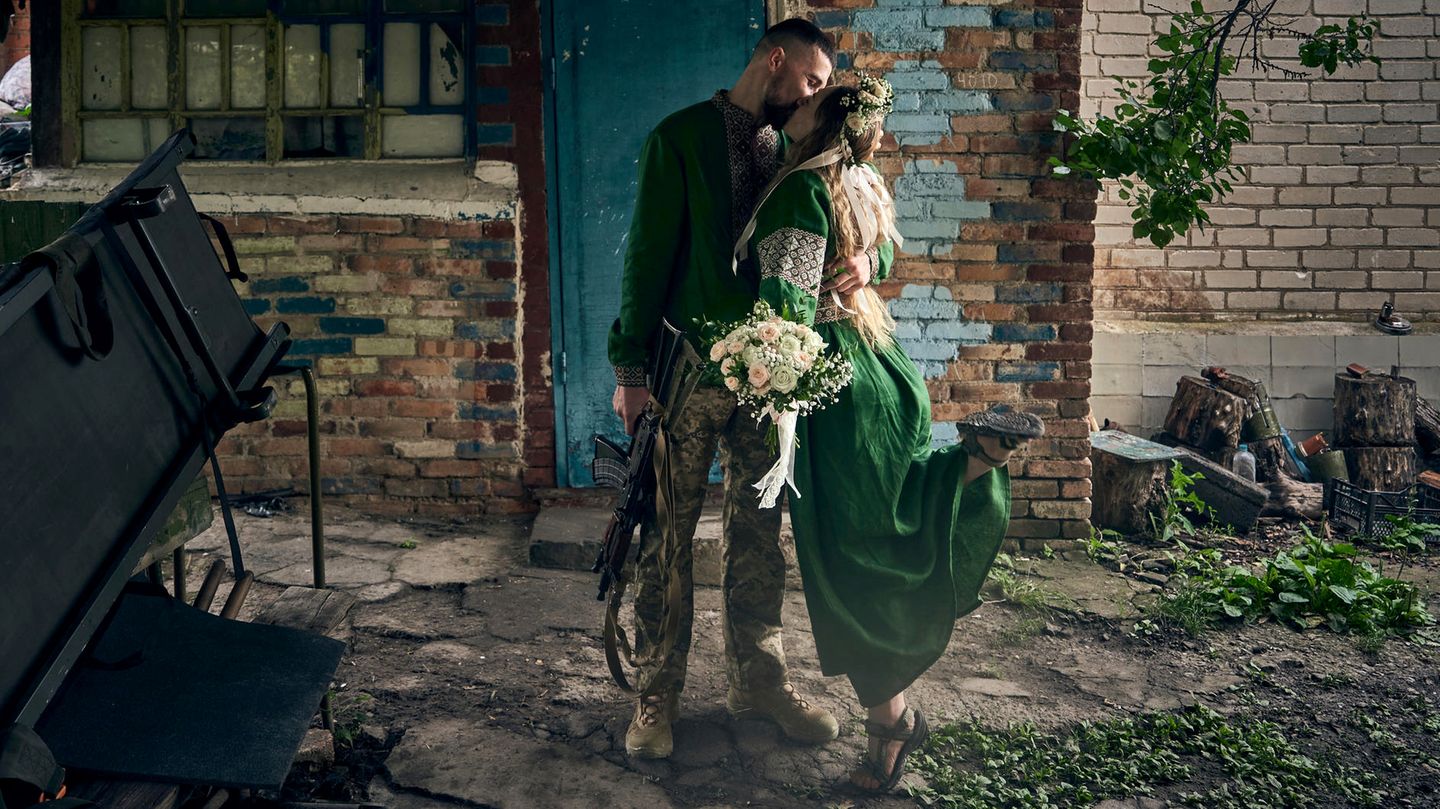 Liebe in Zeiten des Krieges: In traditioneller Kleidung feiern die freiwilligen Militärsanitäter mit den Codenamen Nikita und Polka Ende Juni 2023 an der Frontlinie in der Region Donezk ihre Hochzeit.