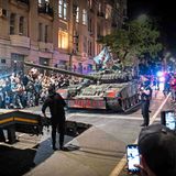 Risse in der Macht: Einheiten der Privatarmee Wagner besetzen am 24. Juni die russische Stadt Rostow. Auf Widerstand stoßen sie nicht, im Gegenteil: Bewohner umarmen die Söldner und posieren mit ihnen für Selfies. Unter der Führung ihres Chefs Jewgeni Prigoschin marschieren die Truppen weiter Richtung Moskau. Mehr als 24 Stunden dauert die Rebellion gegen die Kremlführung, dann ordnet Prigoschin den Rückzug an, um ein "Blutbad" zu vermeiden. Für Putin ist der Aufstand die größte Sicherheitskrise im Land seit er 1999 an die Macht kam. Sie offenbart die Verwundbarkeit seiner Herrschaft.