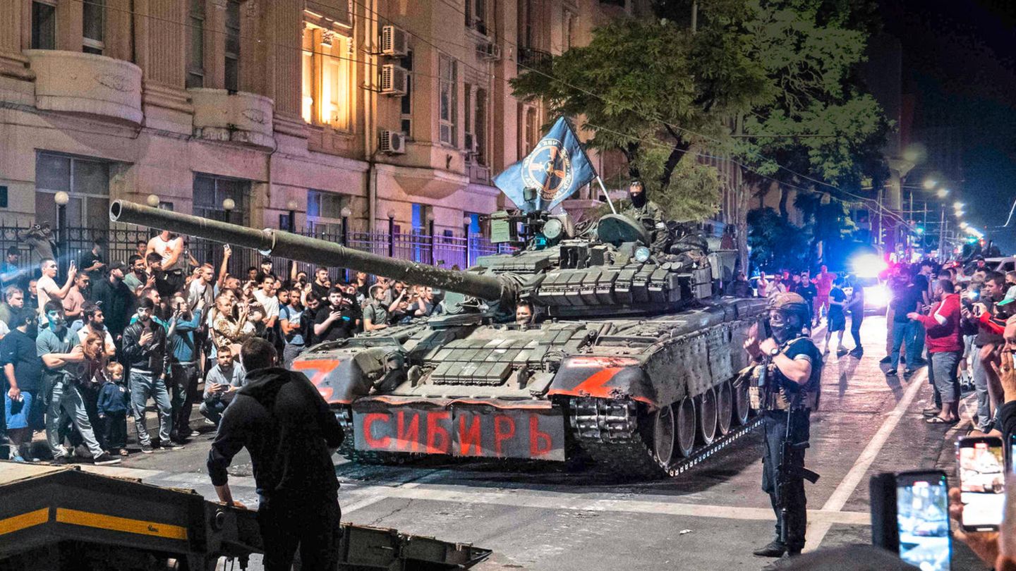 Invasion durch Russland: Risse in der Macht: Einheiten der Privatarmee Wagner besetzen am 24. Juni die russische Stadt Rostow. Auf Widerstand stoßen sie nicht, im Gegenteil: Bewohner umarmen die Söldner und posieren mit ihnen für Selfies. Unter der Führung ihres Chefs Jewgeni Prigoschin marschieren die Truppen weiter Richtung Moskau. Mehr als 24 Stunden dauert die Rebellion gegen die Kremlführung, dann ordnet Prigoschin den Rückzug an, um ein "Blutbad" zu vermeiden. Für Putin ist der Aufstand die größte Sicherheitskrise im Land seit er 1999 an die Macht kam. Sie offenbart die Verwundbarkeit seiner Herrschaft. Risse in der Macht: Einheiten der Privatarmee Wagner besetzen am 24. Juni die russische Stadt Rostow. Auf Widerstand stoßen sie nicht, im Gegenteil: Bewohner umarmen die Söldner und posieren mit ihnen für Selfies. Unter der Führung ihres Chefs Jewgeni Prigoschin marschieren die Truppen weiter Richtung Moskau. Mehr als 24 Stunden dauert die Rebellion gegen die Kremlführung, dann ordnet Prigoschin den Rückzug an, um ein "Blutbad" zu vermeiden. Für Putin ist der Aufstand die größte Sicherheitskrise im Land seit er 1999 an die Macht kam. Sie offenbart die Verwundbarkeit seiner Herrschaft.