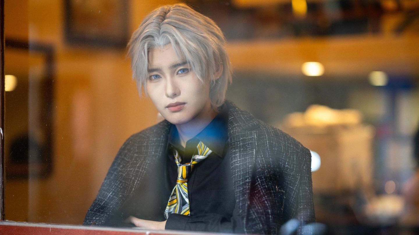 Cosplay-Spielerin Fang Huaitang fotografiert durch ein Fenster