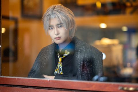 Cosplay-Spielerin Fang Huaitang fotografiert durch ein Fenster