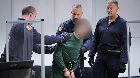Prozessauftakt Brokstedt: Ibrahim A. wird in Handschellen von Polizisten in den Gerichtssaal geführt