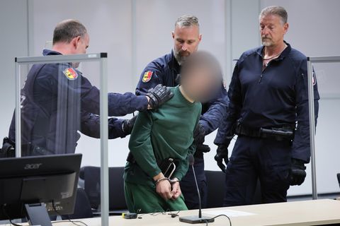 Prozessauftakt Brokstedt: Ibrahim A. wird in Handschellen von Polizisten in den Gerichtssaal geführt