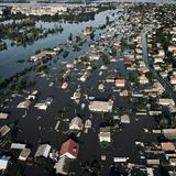 In der Folge werden ganze Landstriche und Ortschaften überschwemmt, wie hier Teile von Cherson, und der Stausee trocknet aus. Die Schäden an Umwelt, Landwirtschaft und Infrastruktur gehen in die Milliarden. Die Ukraine ist überzeugt, dass Russland das Bauwerk absichtlich gesprengt hat. Auch viele internationale Experten halten das für wahrscheinlich. Moskau dementiert den Vorwurf.